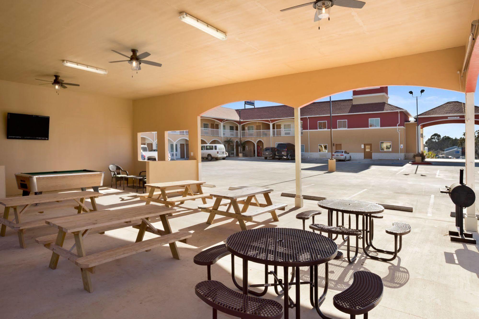 Executive Inn & Suites Floresville Eksteriør billede